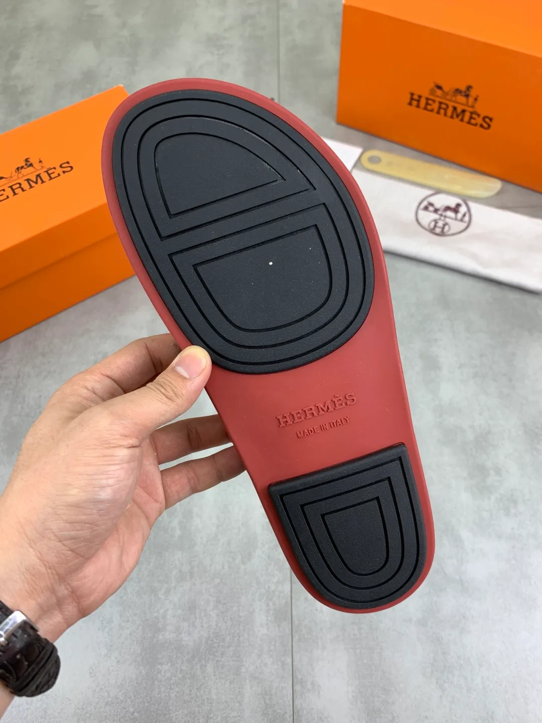 Men's shoes 💰P440 New [HERMES] high-end quality new Hermès slippers, made of imported cross-grain calfskin, wear-resistant and non-slip rubber outsole. Fashionable and elegant code number: 39-44 (38 45 46 customized)